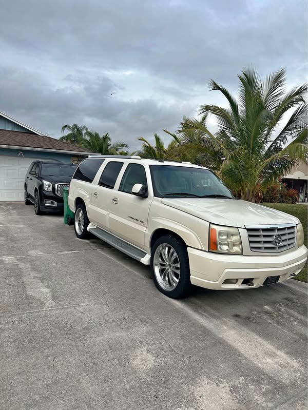 2003 Cadillac Escalade EXT - Luxury Sport Utility Pickup 4D 5 1\/4 ft