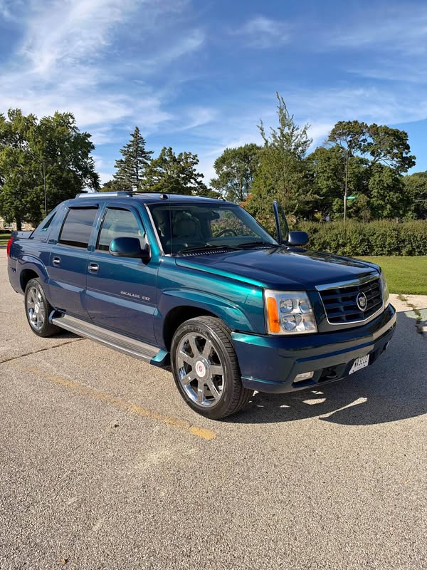 2005 Cadillac Escalade EXT - Luxury Sport Utility Pickup 4D 5 1\/4 ft