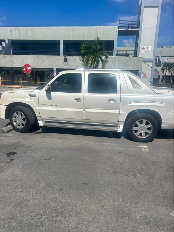 2005 Cadillac Escalade EXT - Sport Utility Pickup 4D