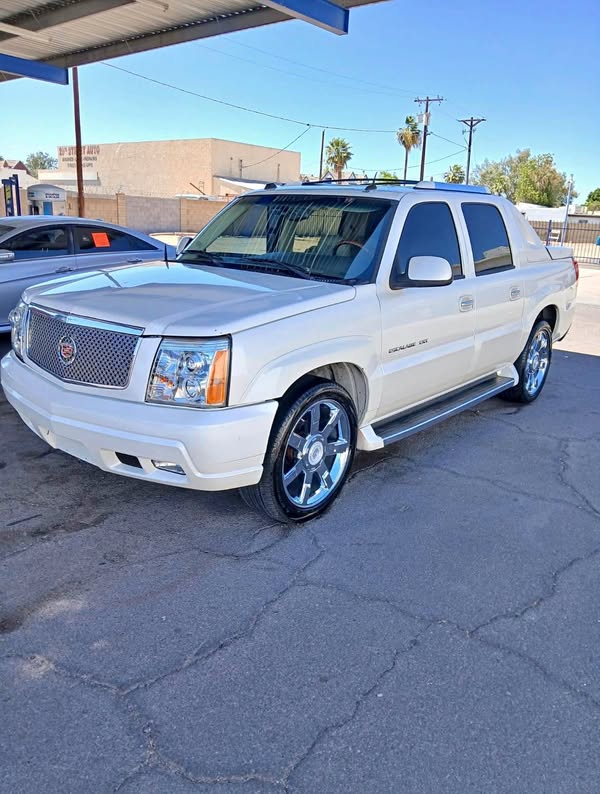 2005 Cadillac Escalade EXT - Luxury Sport Utility Pickup 4D 5 1\/4 ft