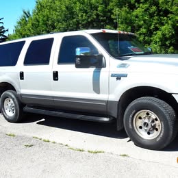 2005 Ford Excursion XLT Sport Utility 4D