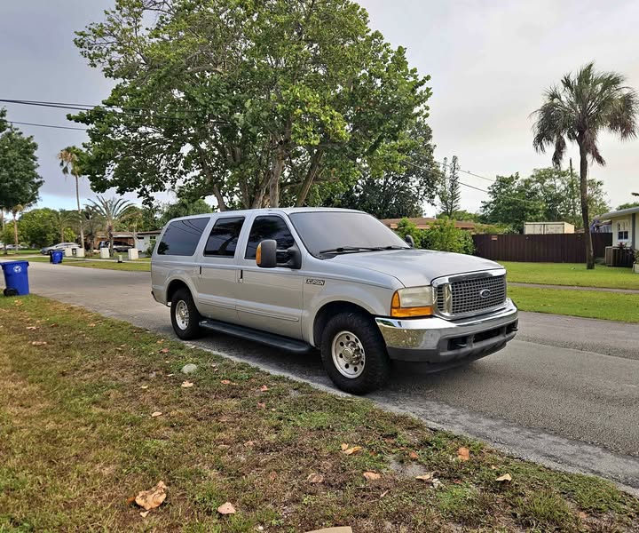 2000 Ford Excursion XLT Sport Utility 4D