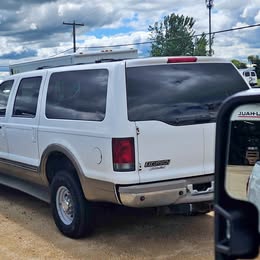 2005 Ford Excursion Limited.  **Bad Engine** knocking** clean body. Barn doors. V10 GAS