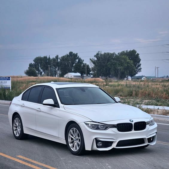 2018 BMW 3 Series - 320i xDrive Sedan 4D