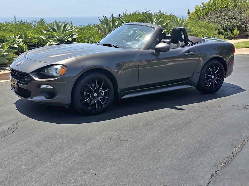 2017 Fiat 124 Spider - Lusso Convertible 2D