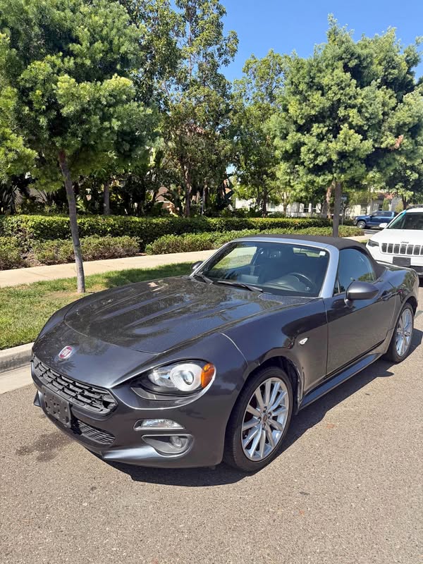 2019 Fiat 124 Spider - Lusso Convertible 2D