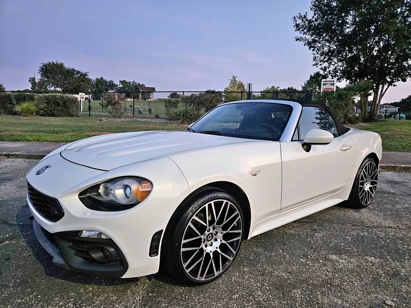 2017 Fiat 124 Spider - Lusso Convertible 2D