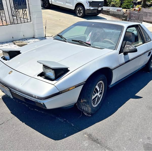 1984 Pontiac fiero - LS
