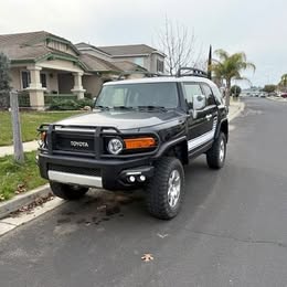 2007 Toyota FJ Cruiser 4x4 \u2013 Lifted, Fox Shocks, Fresh Paint \u2013 Clean In & Out