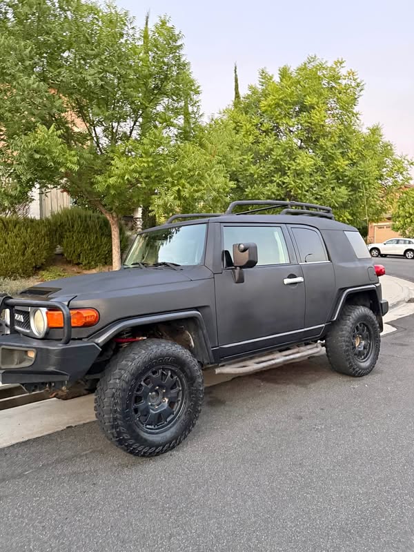 2007 Toyota FJ Cruiser - 4x4 6 Speed