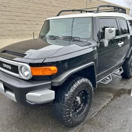2013 Toyota  FJ Cruiser 4WD AT \/ Clean title \/ Clean carfax report \/ Local trade in