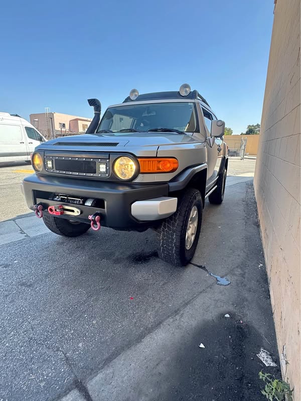 2010 Toyota FJ Cruiser - 4 Door wagon\/Sport Utility
