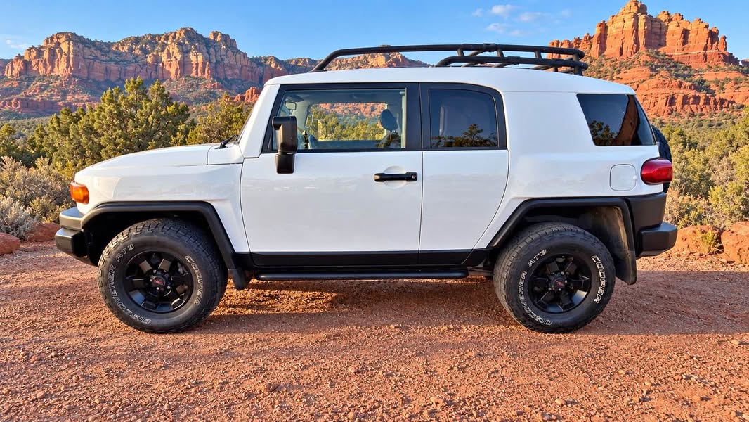 2008 Toyota FJ Cruiser - Sport Utility 2D