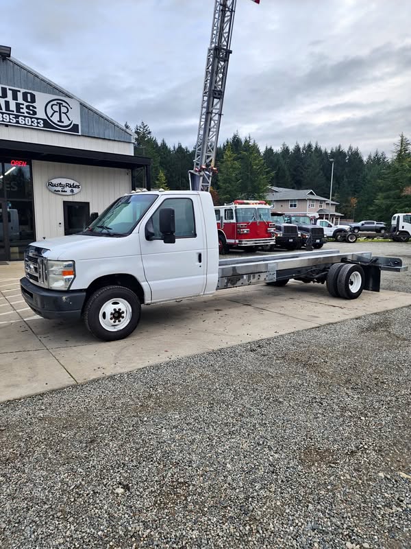 2011 FORD ECONOLINE E450 CAB CHASSIS WITH STEEL FRAME & 6.8L ENGINE