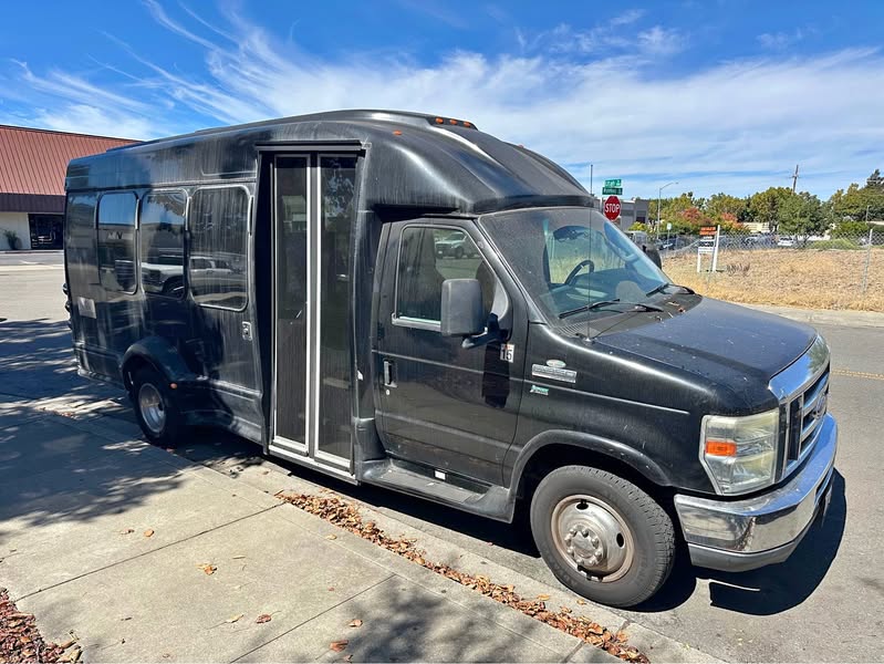 2009 Ford Econoline E350 Super Duty Passenger - Van