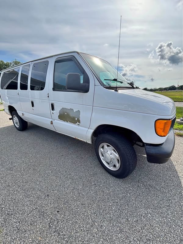 2006 Ford Econoline E350 Super Duty Passenger - Van