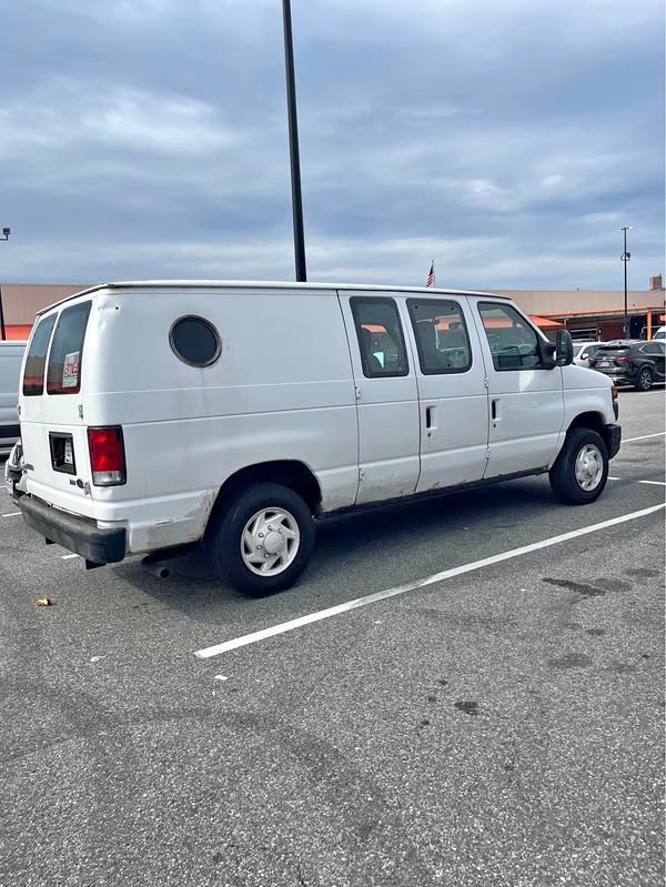 2009 Ford Econoline E150 Cargo - Van