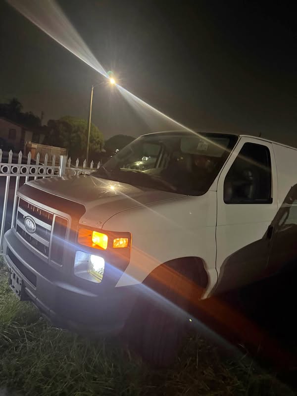 2011 Ford Econoline E350 Super Duty Cargo - Van