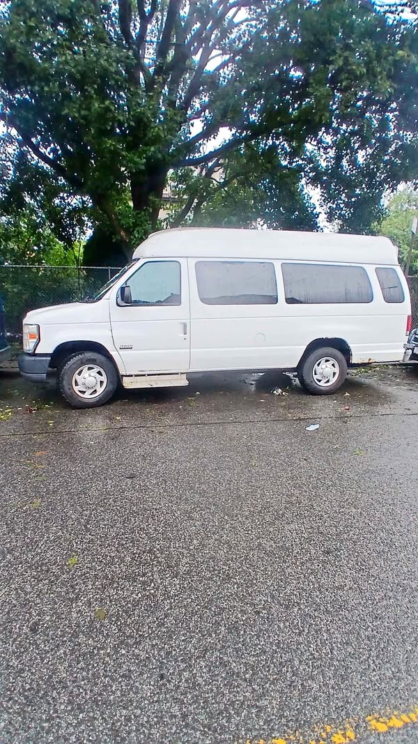 2010 Ford Econoline E350 Super Duty Passenger - Extended Van