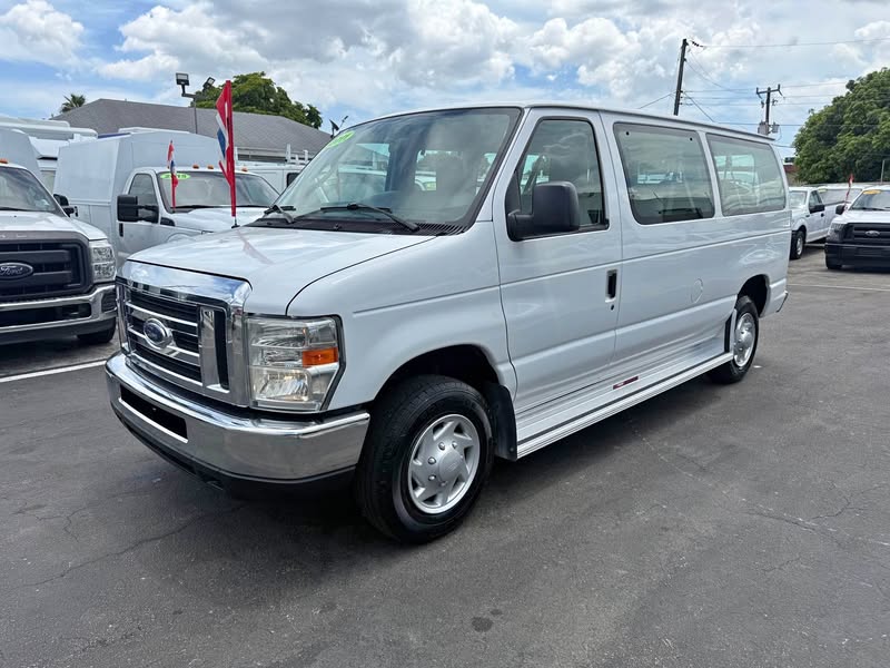 2011 Ford Econoline E350 Super Duty Passenger - 12 PASSENGER VAN WAGON E-350 XLT