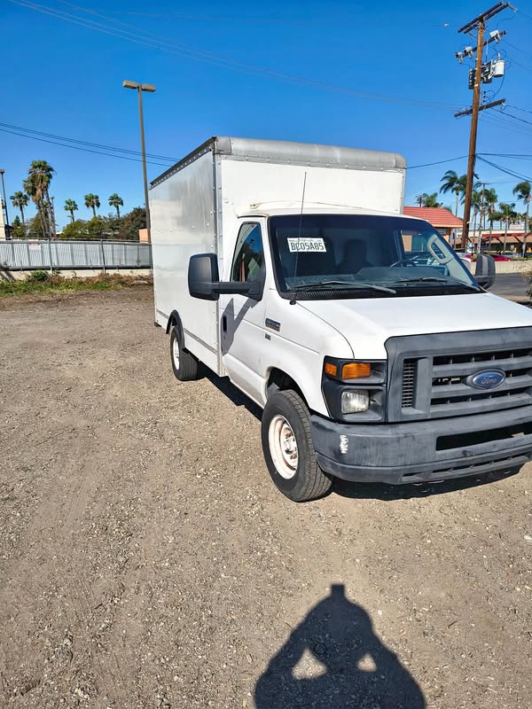 2014 Ford Econoline E350 Cargo - 12\u2019 box truck