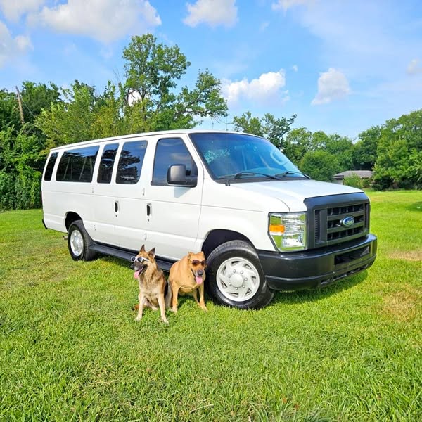 2008 Ford Econoline E-350 XL Extended Passenger Van (15-Passenger) \u2013 CLEAN TITLE