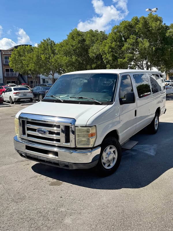2011 Ford Econoline E350 Super Duty Passenger - Extended Van