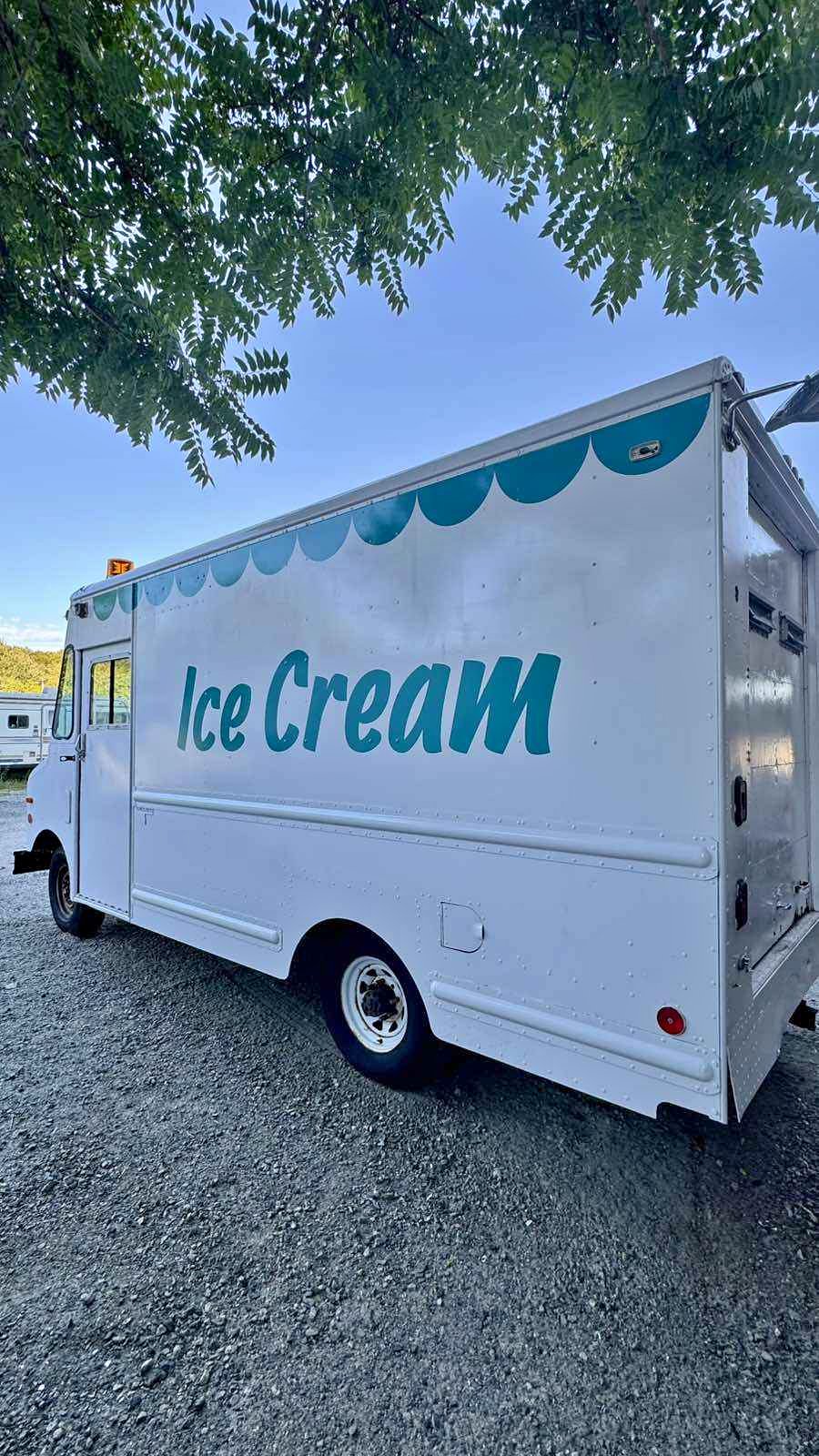 1988 Ford Econoline - Commercial Van 3D