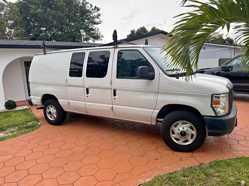2009 Ford Econoline E250 Cargo - Van
