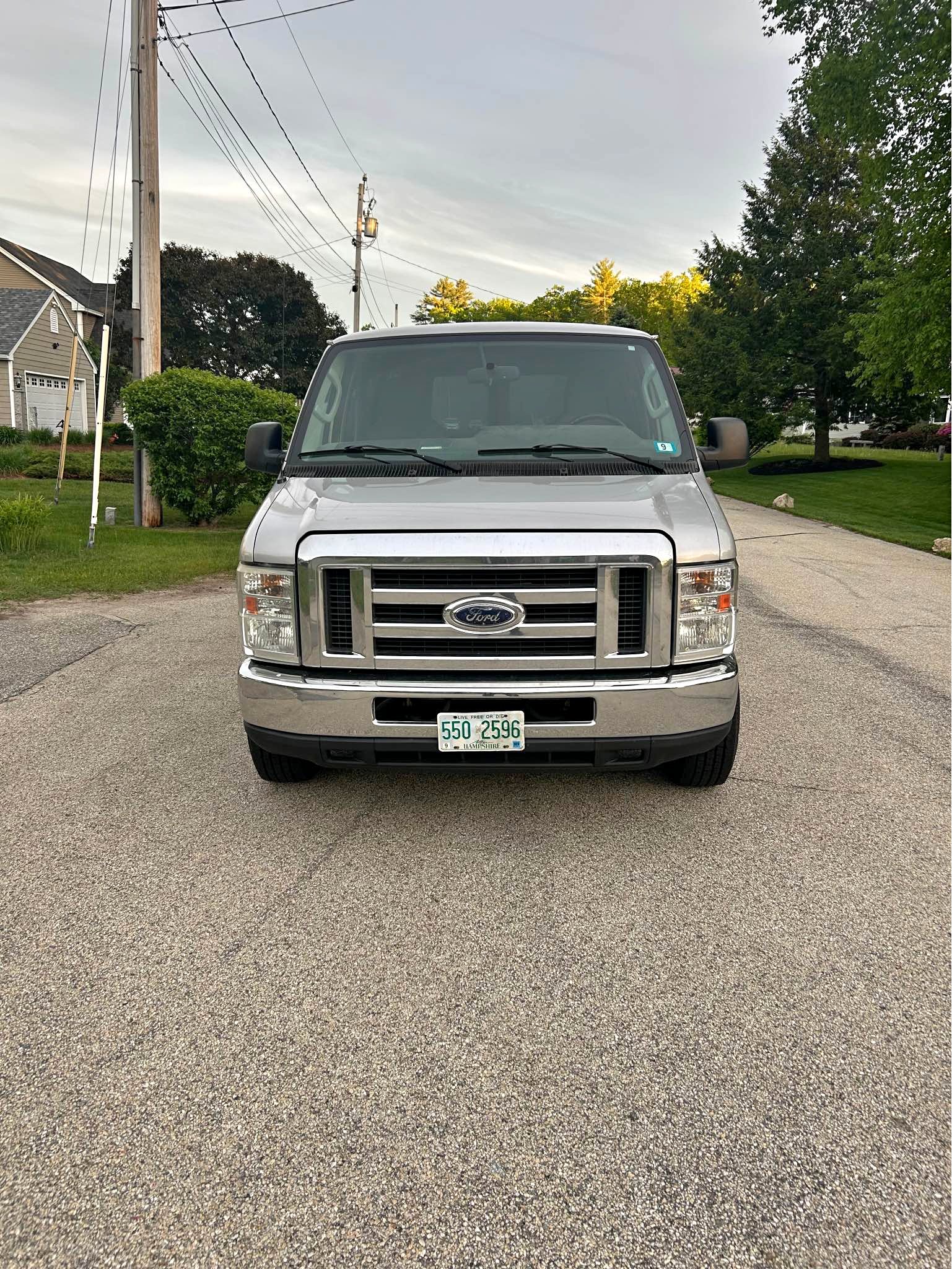2014 Ford Econoline E350 Super Duty Passenger - Van