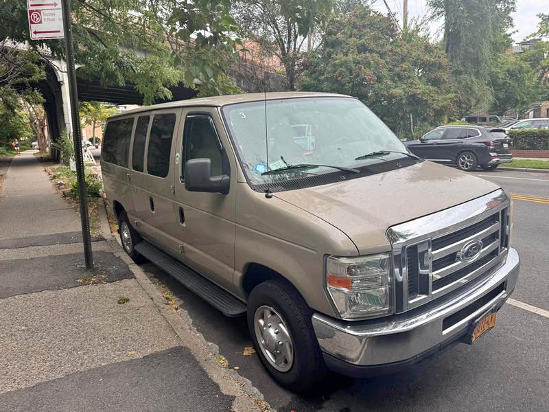 2013 Ford Econoline E350 Super Duty Passenger - Van