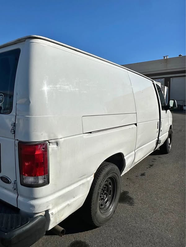 2004 Ford Econoline E150 Cargo - Van