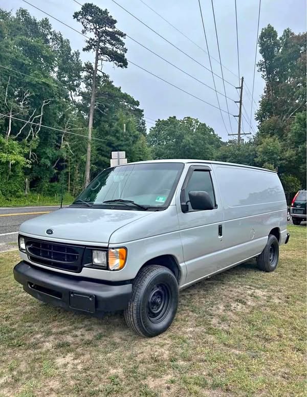 2002 Ford Econoline E150 Cargo - Van