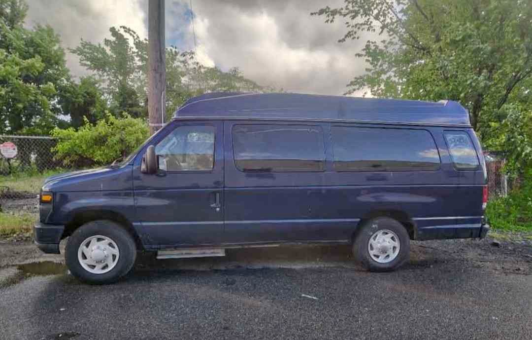 2009 Ford Econoline E350 Super Duty Passenger - Extended Van