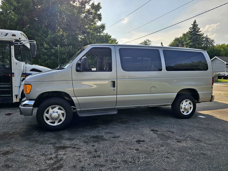 2004 Ford Econoline E350 Super Duty Passenger - Van