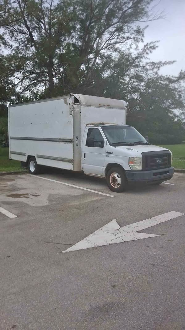2009 Ford Econoline E350 Super Duty Cutaway - Van Cab-Chassis 2D