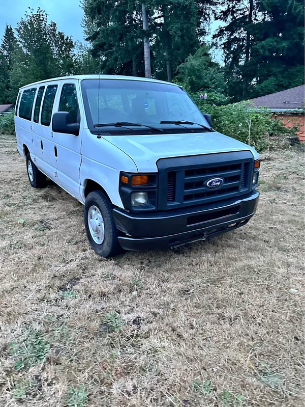 2014 Ford Econoline E350 Super Duty Passenger - 15 passenger