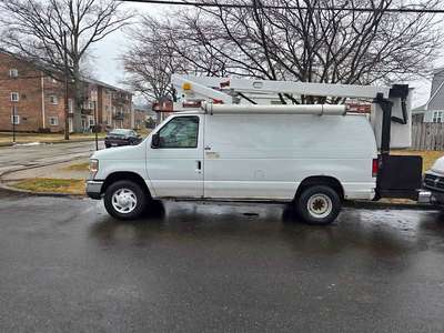 2008 Ford Econoline - Bucket Lift