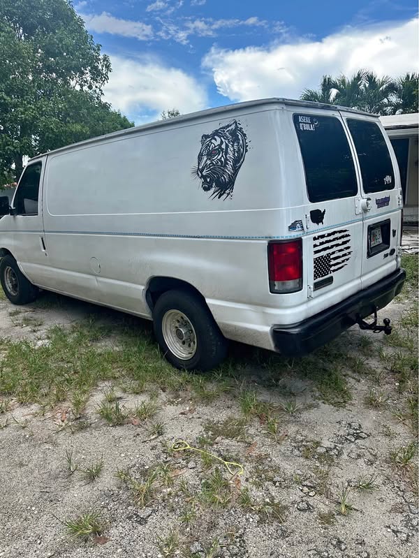 2000 Ford Econoline E150 Cargo - Van