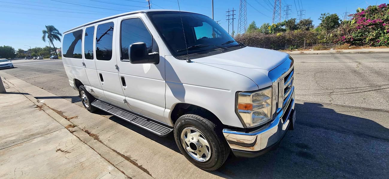 2014 Ford Econoline E350 Super Duty Passenger - Van