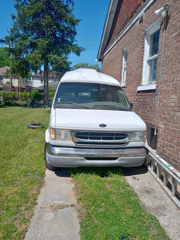 1998 Ford Econoline E150 Passenger - Van