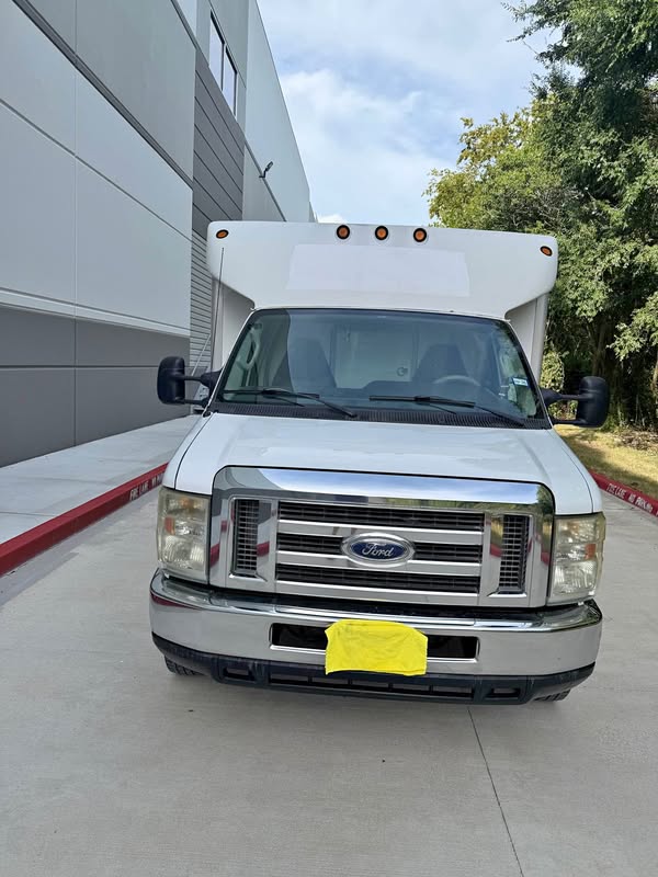 2011 Ford Econoline E350 Super Duty Cargo - Van