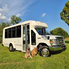 2010 Ford Econoline E-350 14-Passenger Bus - CLEAN TITLE