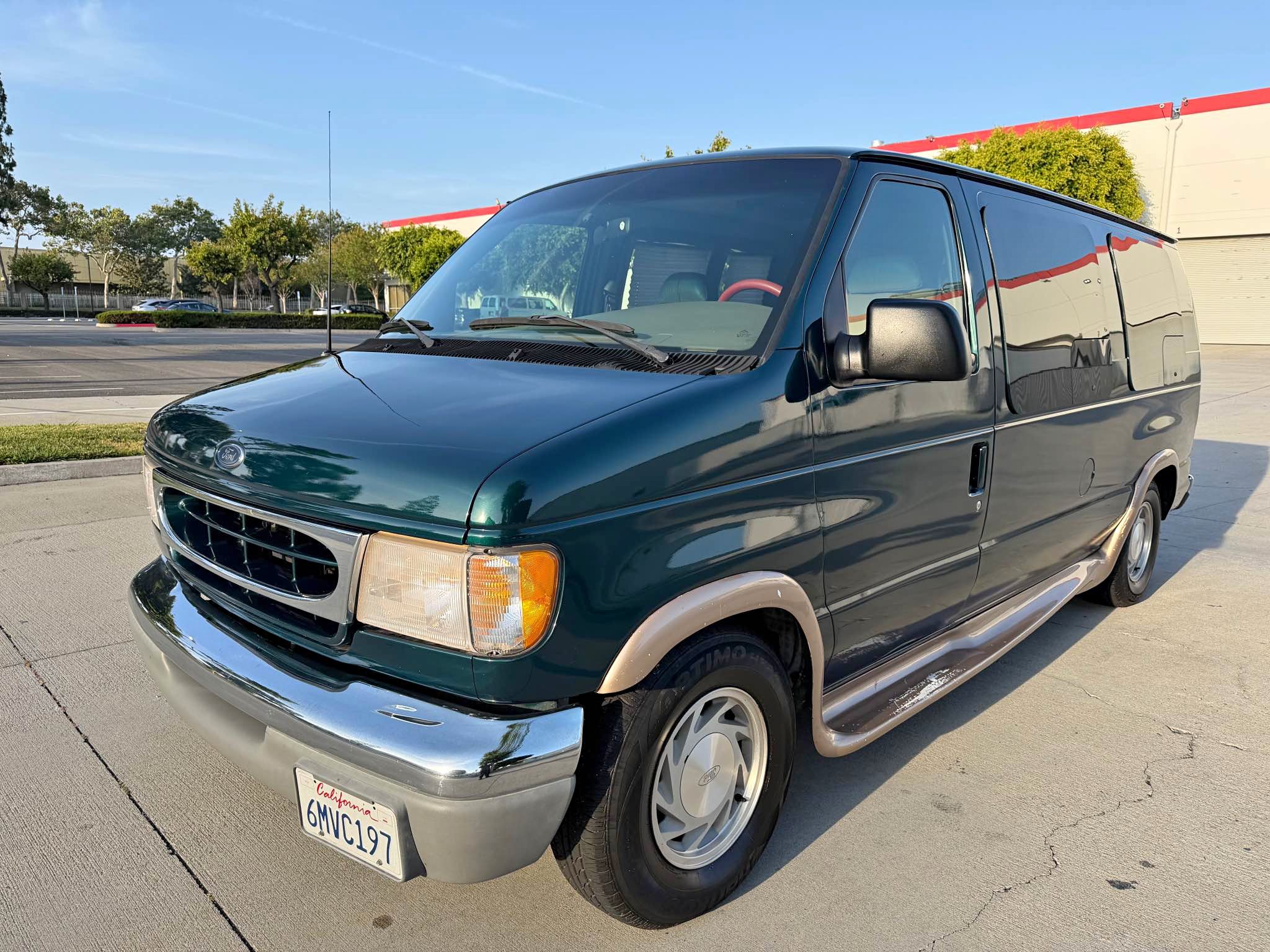 2000 Ford Econoline - XLT Extended Van 3D