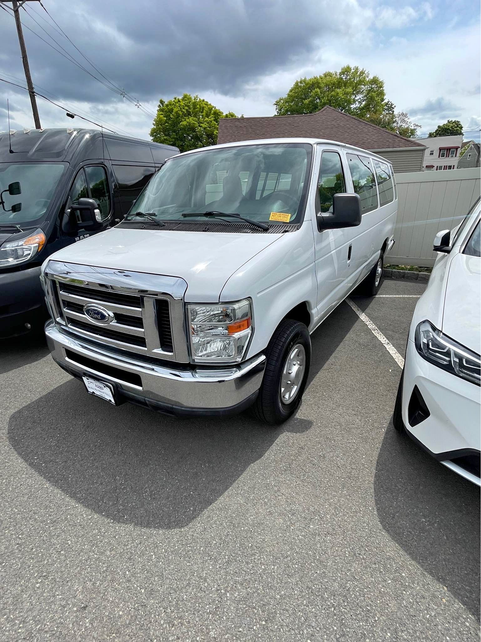2011 Ford Econoline E350 Super Duty Passenger - Extended Van