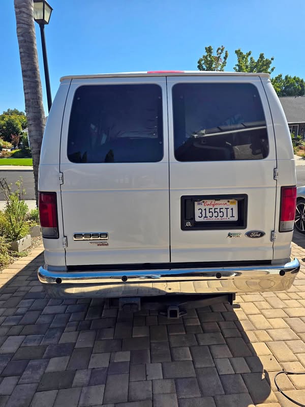 2013 Ford Econoline E350 Super Duty Passenger - Extended Van