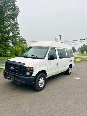 2014 Ford Econoline - WHEELCHAIR ACCESSIBLE VAN.