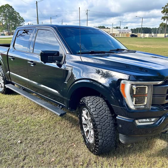 2021 Ford F150 SuperCrew Cab - Lariat Pickup 4D 5 1\/2 ft