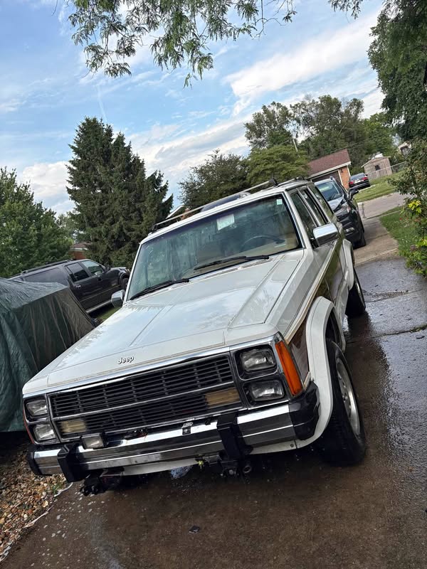 1988 Jeep Wagoneer - White