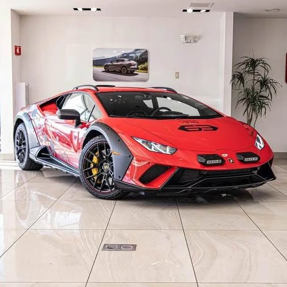2023 Lamborghini Huracan - Sterrato
